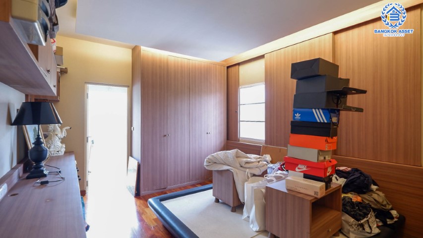 บ้านเดี่ยวมือสองย่านนนทบุรีฯ ม.คาซ่าแกรนด์ รัตนาธิเบศร์-ราชพฤกษ์ เนื้อที่กว้างขวางมากถึง 111 ตร.ว. ฟังก์ชัน 4 ห้องนอน 5 ห้องน้ำ ที่จอดรถ 5 คัน แถมฟรี! เครื่องปรับอากาศ 7 เครื่อง บนทำเลแห่งการเดินทาง ใกล้รถไฟฟ้าสายสีม่วง "สถานีบางรักใหญ่"...